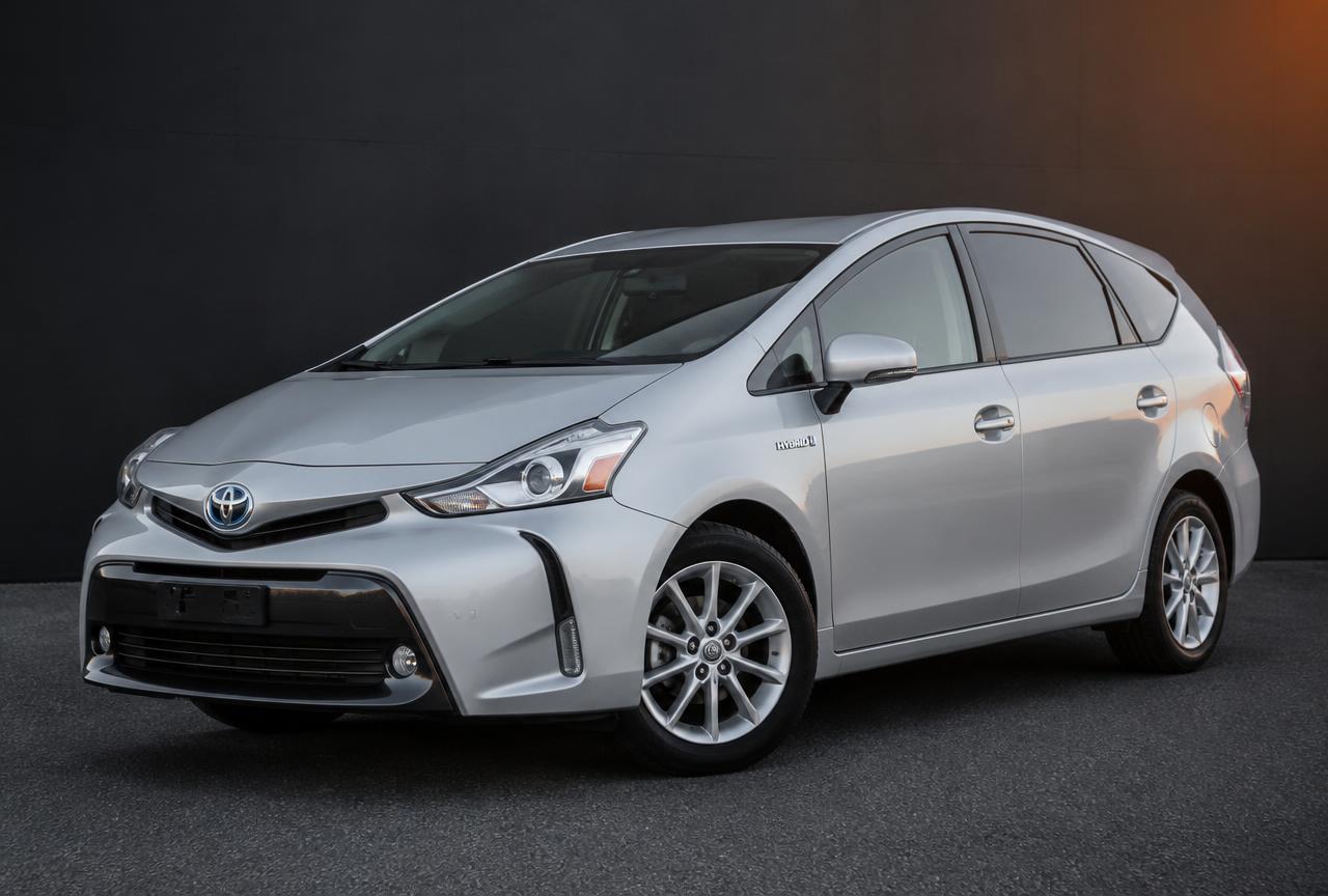 Toyota Prius+ 2018 w kolorze srebrnym — flota najmu GRENT
