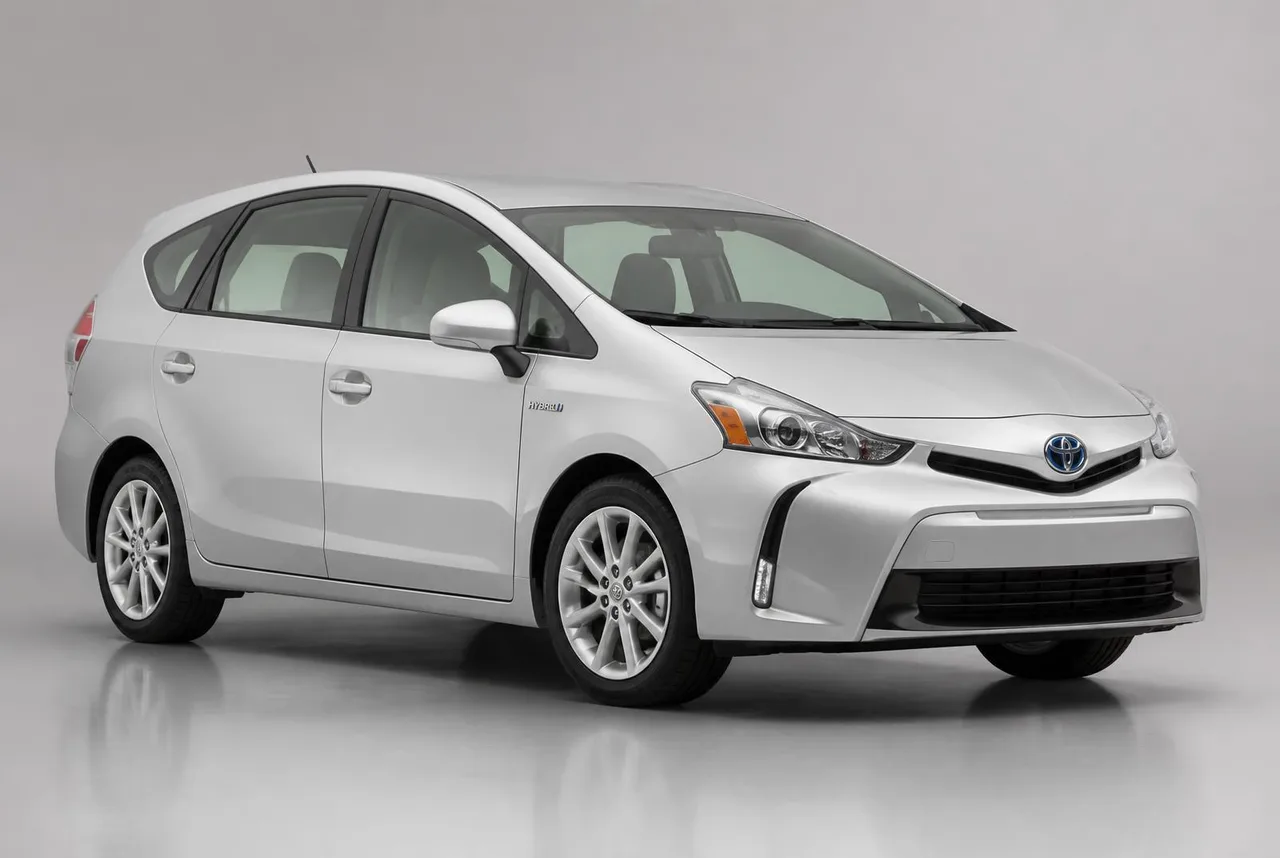 Toyota Prius+ 2018 w kolorze srebrnym — flota najmu GRENT